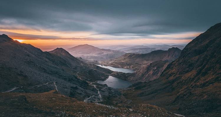 Berglandschaft mit einem See bei Sonnenuntergang.