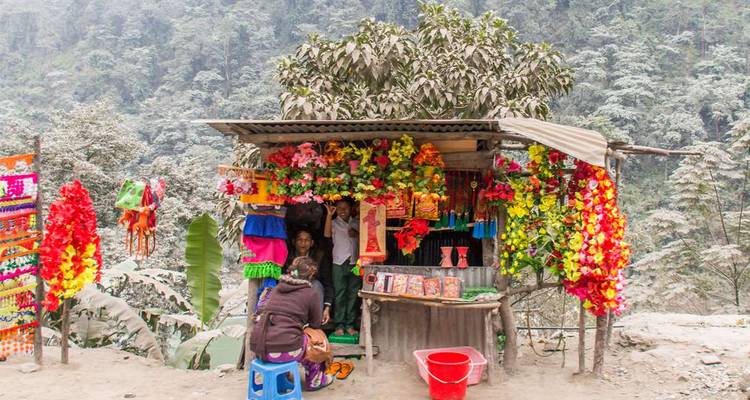 Bunter Straßenstand mit Menschen und lebendigen Dekorationen.