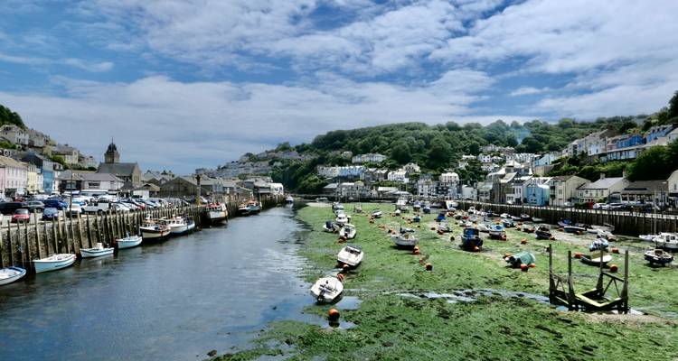 Charmant village côtier avec des bateaux amarrés à marée basse.