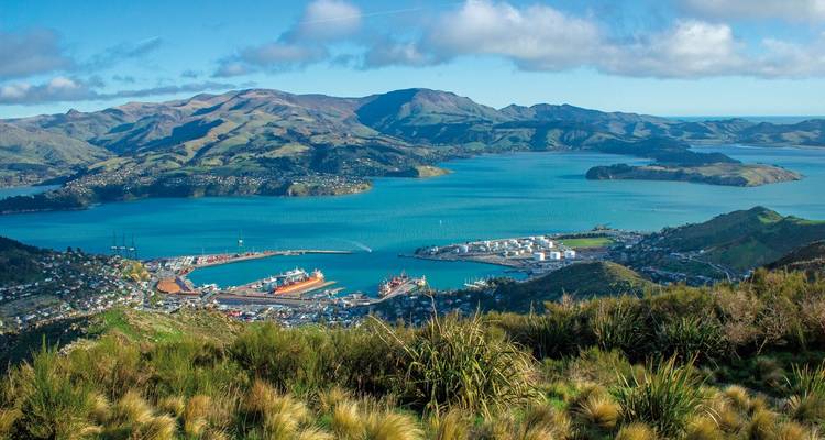 Vue sur un port et sur les collines environnantes.