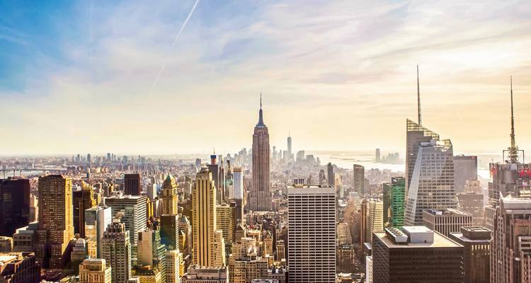 Ein Panoramablick auf die Skyline von New York City mit dem Empire State Building.