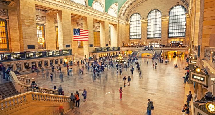 Innenraum des Grand Central Terminal mit Menschenmengen.