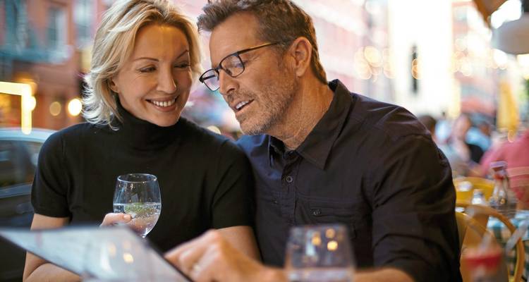 Ein Paar, das in einem Restaurant in New York City zu Abend isst.