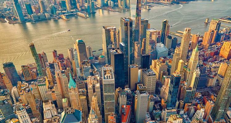 Luftaufnahme von New York City mit Hochhäusern.