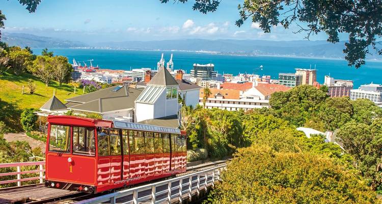 Téléphérique rouge avec vue sur l'océan en arrière-plan.