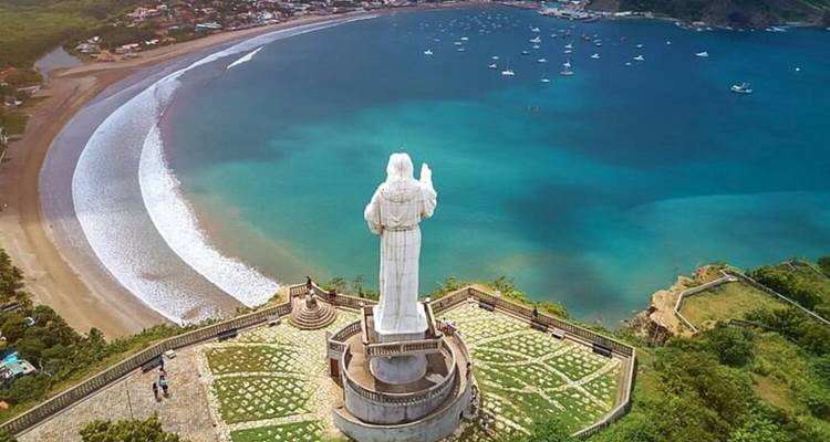 Standbeeld met uitzicht over de baai met boten in San Juan Del Sur.
