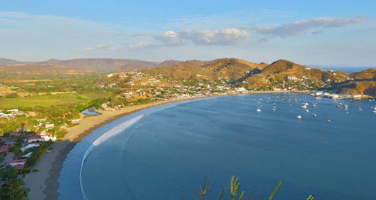 Luchtfoto van een kustplaats en gebogen baai in San Juan Del Sur.