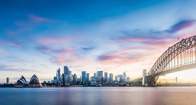 Sydney-Skyline mit dem ikonischen Opernhaus und der Hafenbrücke.