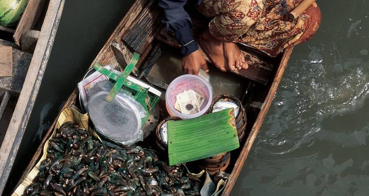 Vendeur de produits frais sur un bateau.
