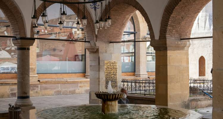Fontaine à l'intérieur d'une cour de style ottoman voûtée.