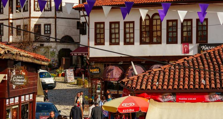 Place de marché avec des bâtiments traditionnels et des gens à Safranbolu.
