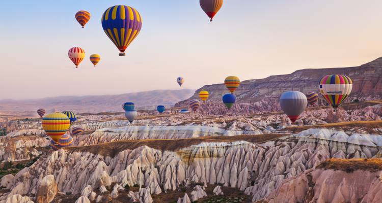 Heteluchtballonnen boven de unieke landschappen van Cappadocië.