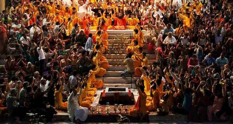 Grande assemblée effectuant une cérémonie rituelle de groupe en plein air.