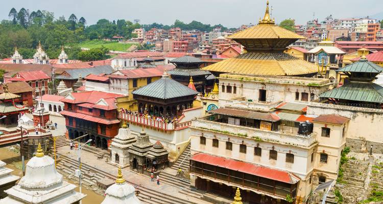 Tempelcomplex met een gouden stoepa en traditionele Nepalese architectuur in Kathmandu.