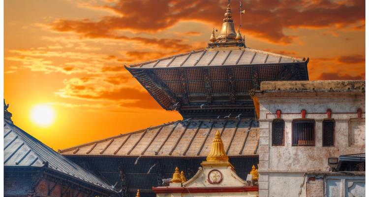 Zonsondergangzicht van een traditionele Nepalese tempel in Kathmandu.