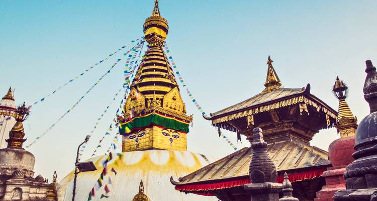 De Swayambhunath Stupa met gebedsvlaggen in Kathmandu.