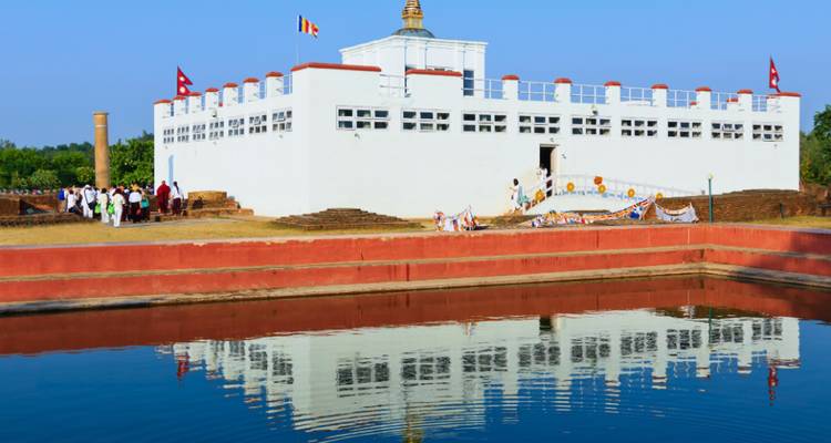 Lumbini-complex, de geboorteplaats van Boeddha, met reflectiepoel.