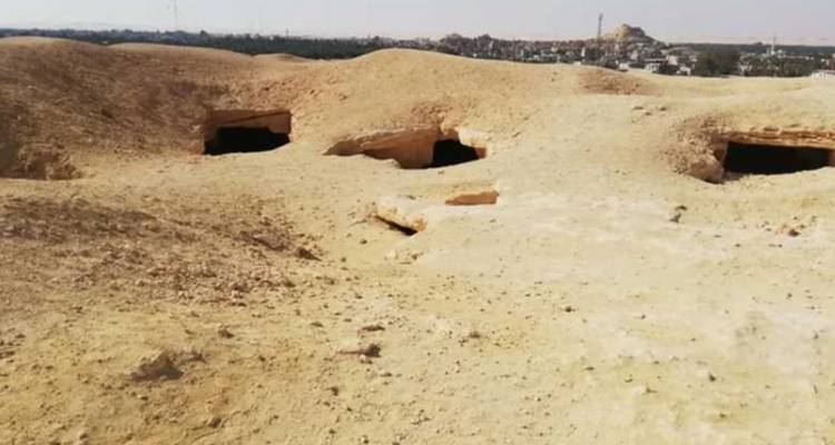 Paysage désertique avec des trous dans le sol.