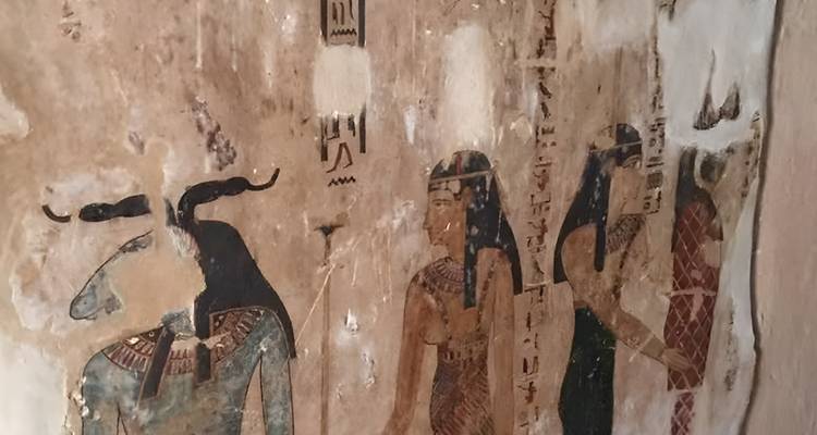 Peintures murales de l'Égypte antique avec des personnages.