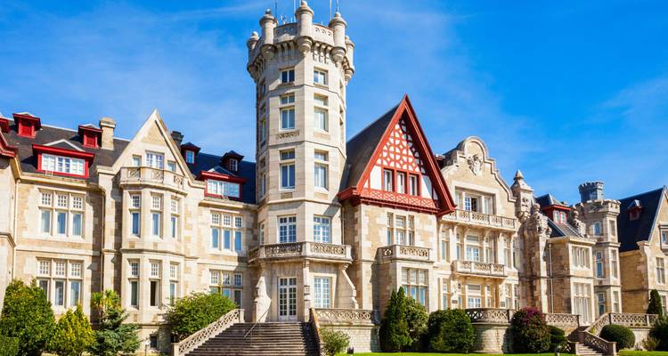 Palacio de la Magdalena en Santander con cielos azules despejados.