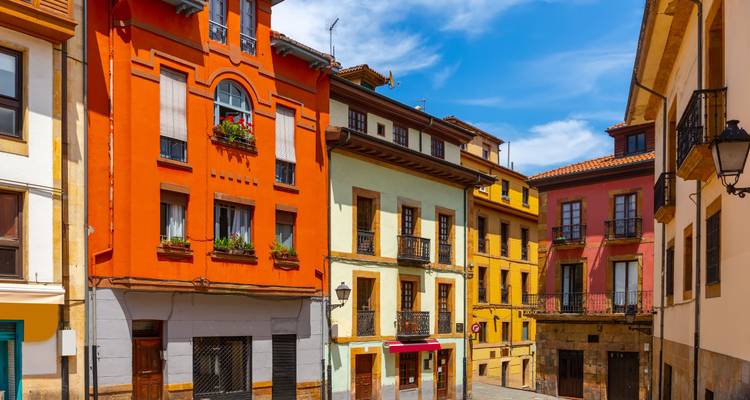 Fachadas coloridas de edificios en una ciudad española.