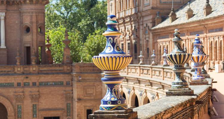 Barandillas de cerámica decorativas en la Plaza de España, Sevilla.