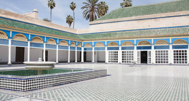 Elegante patio con una fuente rodeada de azulejos coloridos.