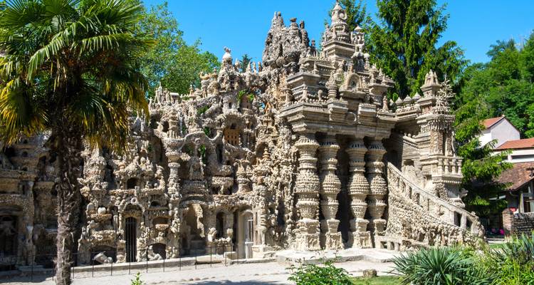 Un palais très orné et détaillé avec une architecture complexe entouré d'arbres.