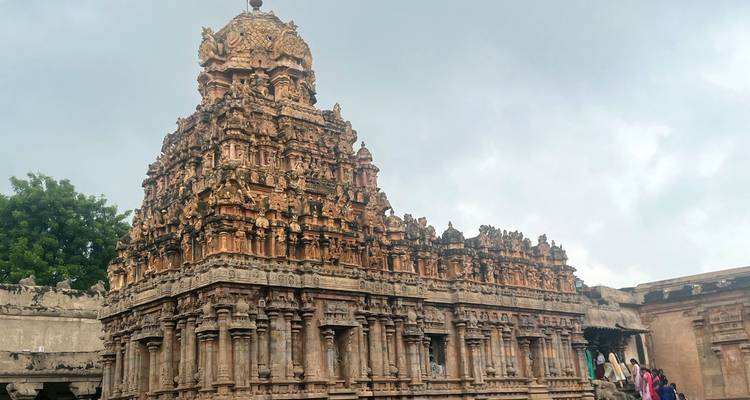 Kunstvolle Schnitzereien eines historischen Tempels.