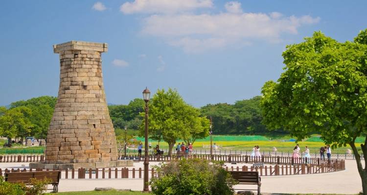 Ancien observatoire de pierre dépourvu de gens dans un parc.
