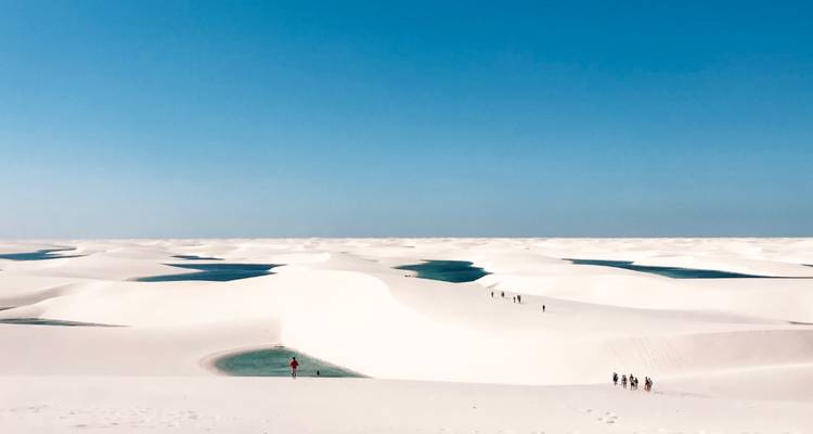 Vue de dunes de sable avec des lagons d'eau.