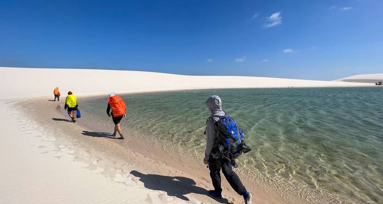 Groupe marchant à travers le désert avec un lagon.