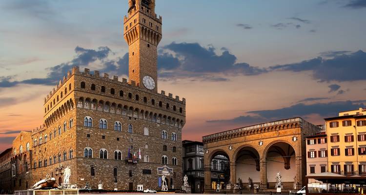 Palazzo Vecchio à Florence au coucher du soleil avec des cieux vibrants.