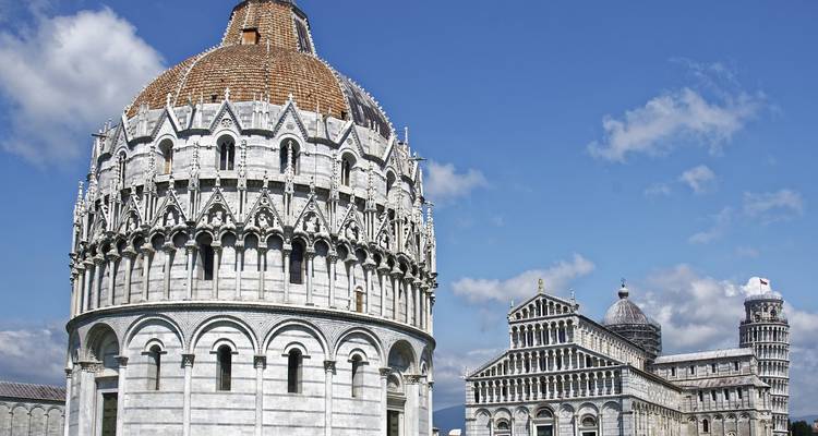 Monuments penchés célèbres à Pise avec un ciel dégagé.