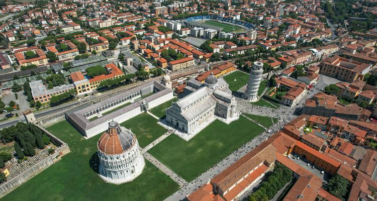 Vue aérienne de Pise avec la Tour penchée et les bâtiments environnants.