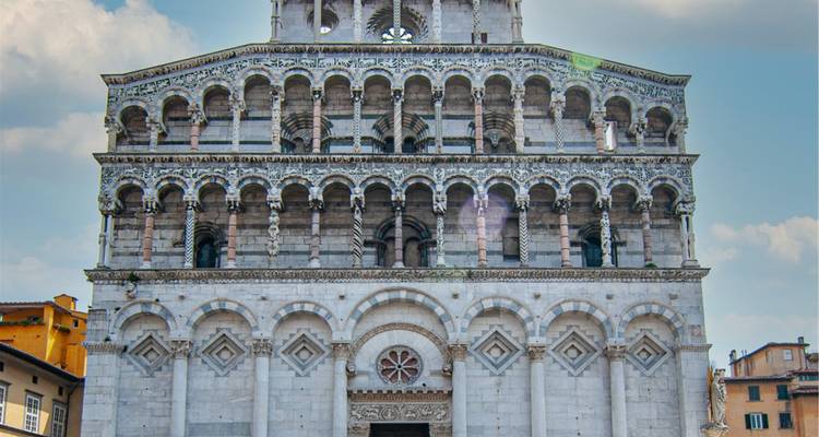 Façade d'une cathédrale historique avec des détails complexes.