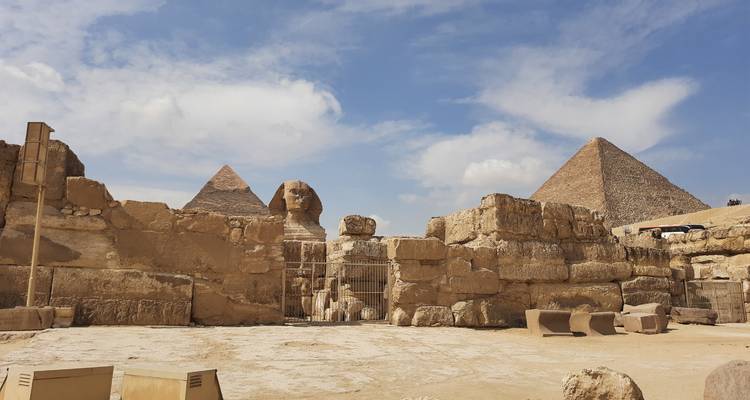 Pyramides et le Sphinx de Gizeh sous un ciel dégagé.