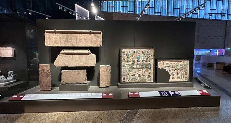 Intérieur de musée présentant de grands artefacts anciens.