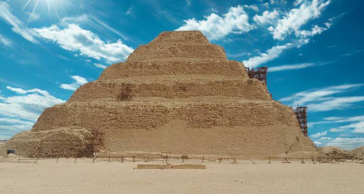 Ancienne pyramide à degrés sous un ciel lumineux et dégagé.