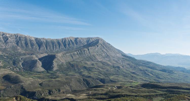 Vue panoramique d'une chaîne de montagnes sous un ciel dégagé.