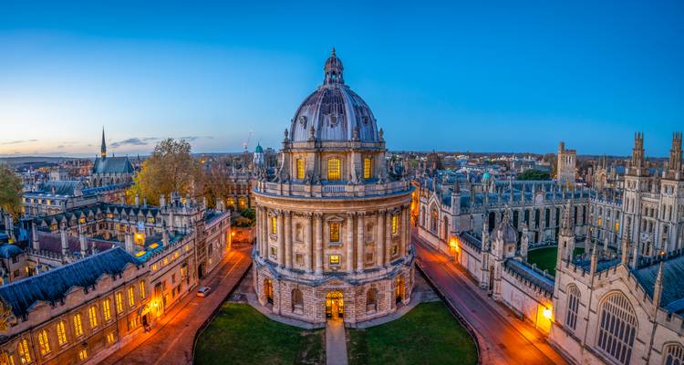Vue panoramique d'une ville universitaire historique au crépuscule.