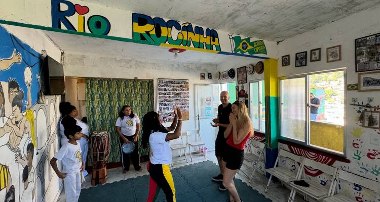 Groupe de personnes profitant d'un cours de Samba à l'intérieur.