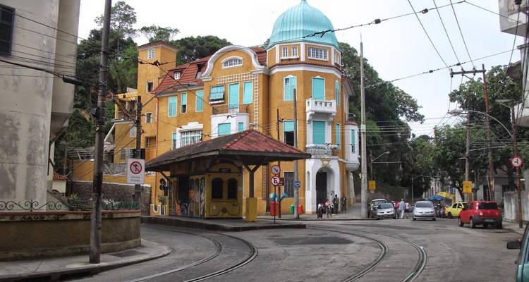 Rue courbée avec bâtiments historiques et voies de tramway.