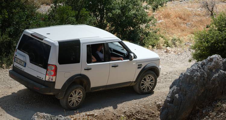 Véhicule tout-terrain roulant sur un chemin de terre.