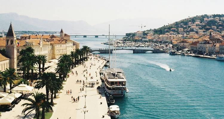 Havenstadsgezicht met een brug en boten.