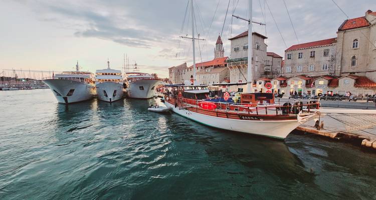 Haven met zeilboten tijdens zonsondergang.