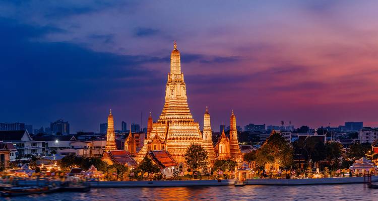 Temple Wat Arun au crépuscule au bord de la rivière.