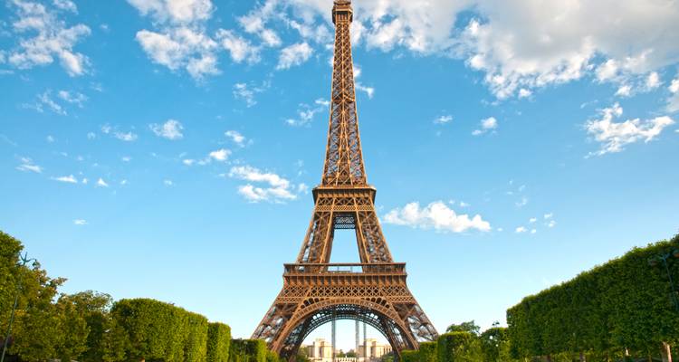 Structure emblématique en fer contre un ciel bleu.