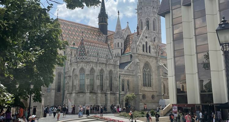 Église de style gothique avec des gens autour.