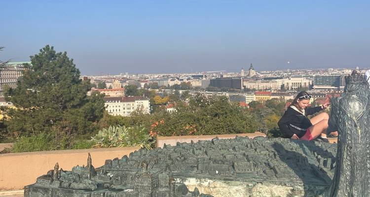 Vue panoramique avec une personne assise observant la ville d'en haut.